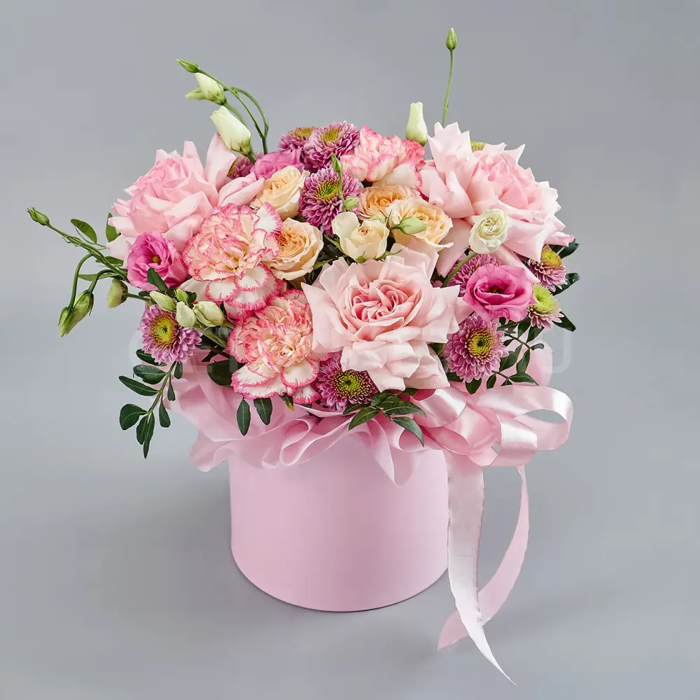 216822 Нежная цветочная композиция из роз, гвоздик и эустомы в шляпной коробке