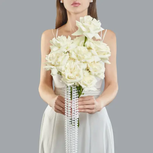 Белый букет невесты с бусами