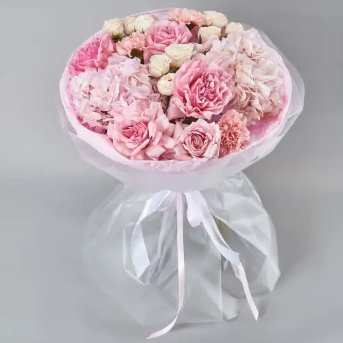 Розовый букет гортензий и роз с гвоздикой