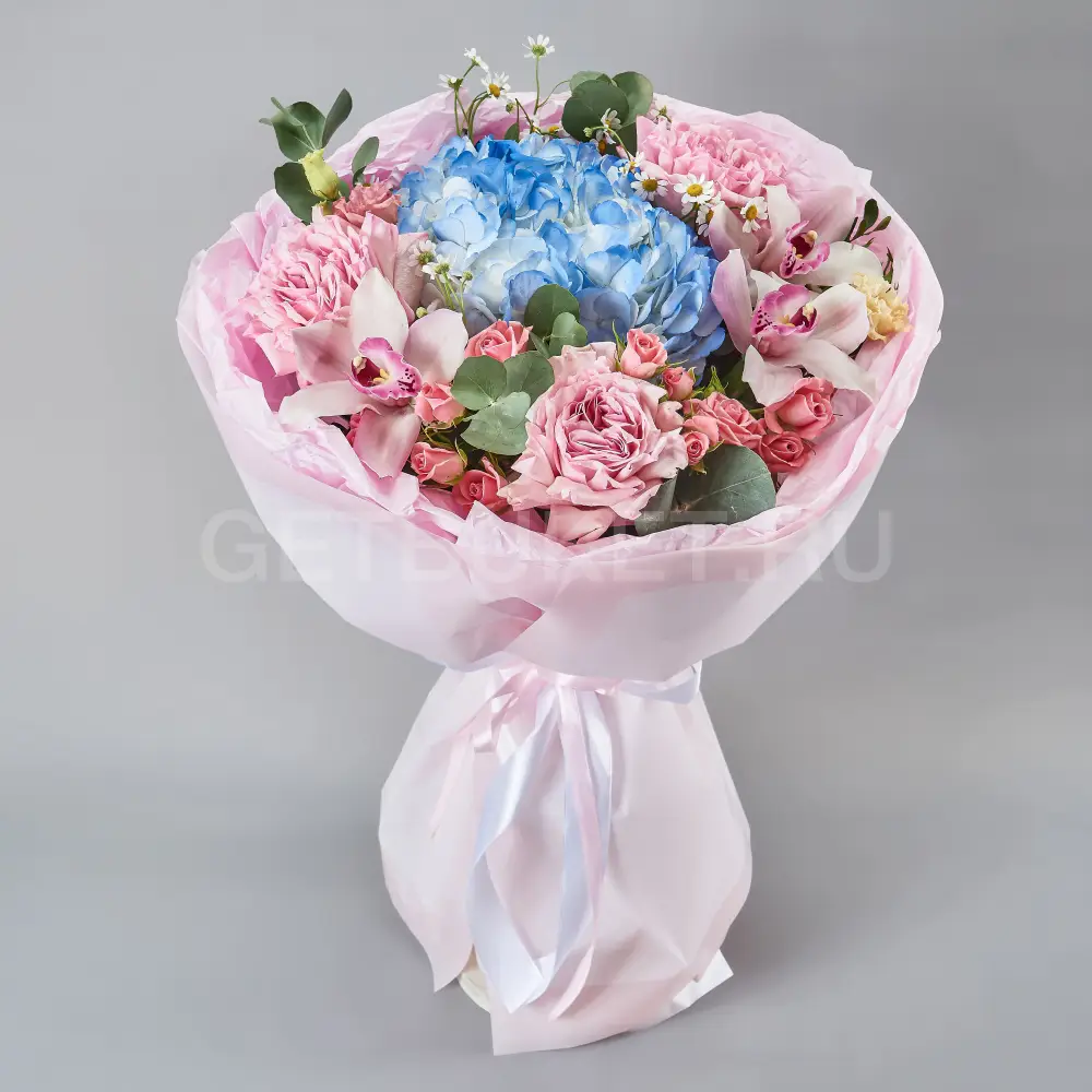 219263 Букет из роз и голубой гортензии с танацетумом