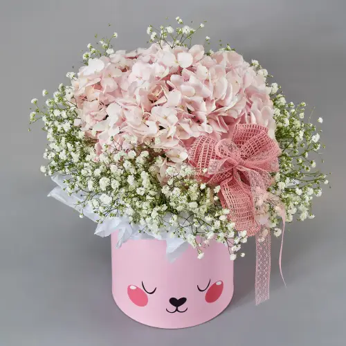 Детская композиция из гортензии и гипсофилы в шляпной коробке
