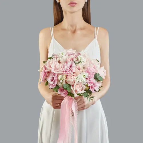 Букет невесты из роз, эустом и маттиолы 