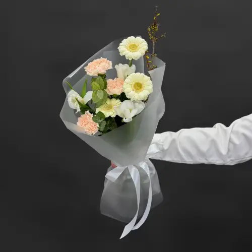 Букет из гербер и гвоздик с форзицией 