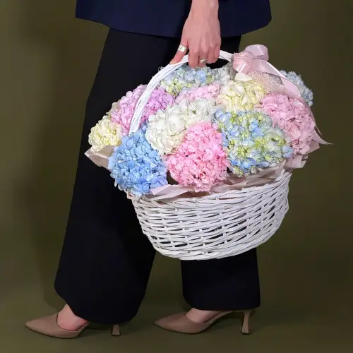 Цветочная корзина нежных гортензий