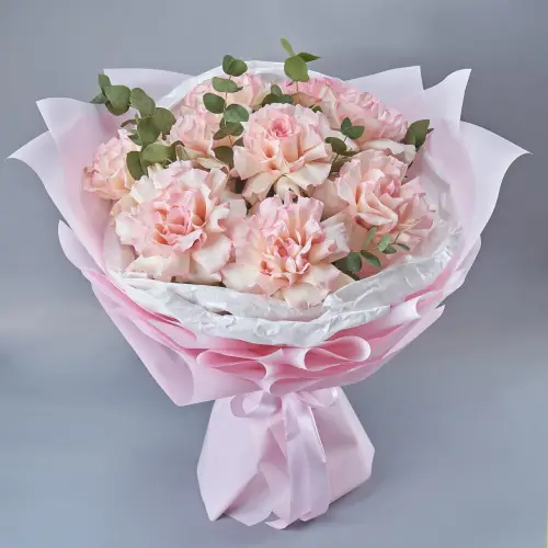 Букет нежных роз с эвкалиптом