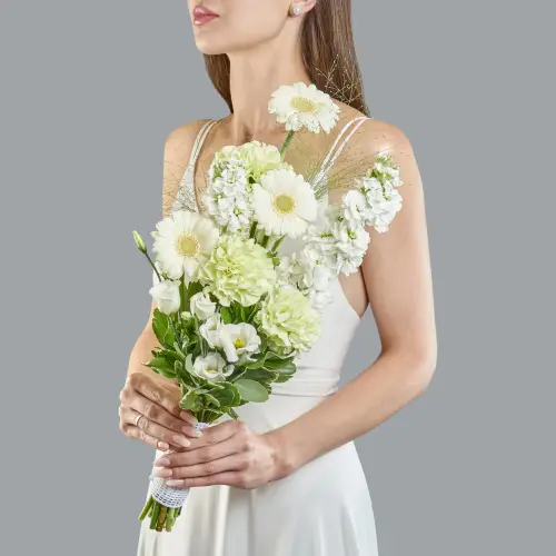 Букет невесты из зеленых гвоздик, гербер и маттиолы 