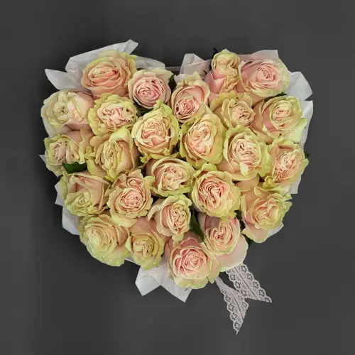 Нежная композиция из роз с любовью