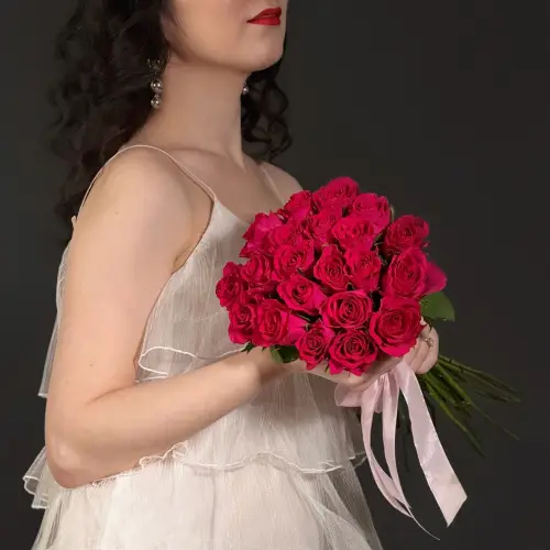 Букет из 21 малиновой кенийской розы