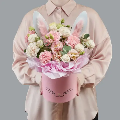 Детская композиция из гвоздик, эустомы и кустовых роз в шляпной коробке