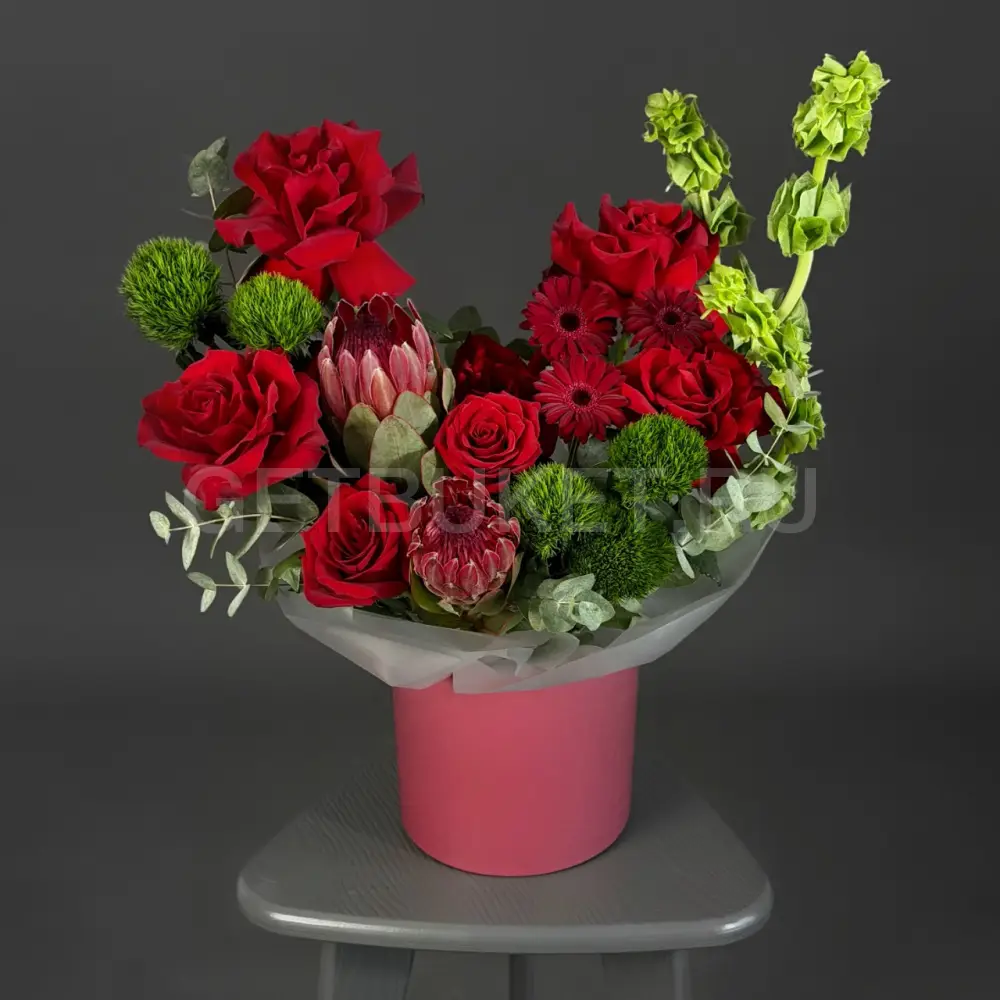 224545 Цветочная композиция из красных роз, молюцеллы и протеи в шляпной коробке