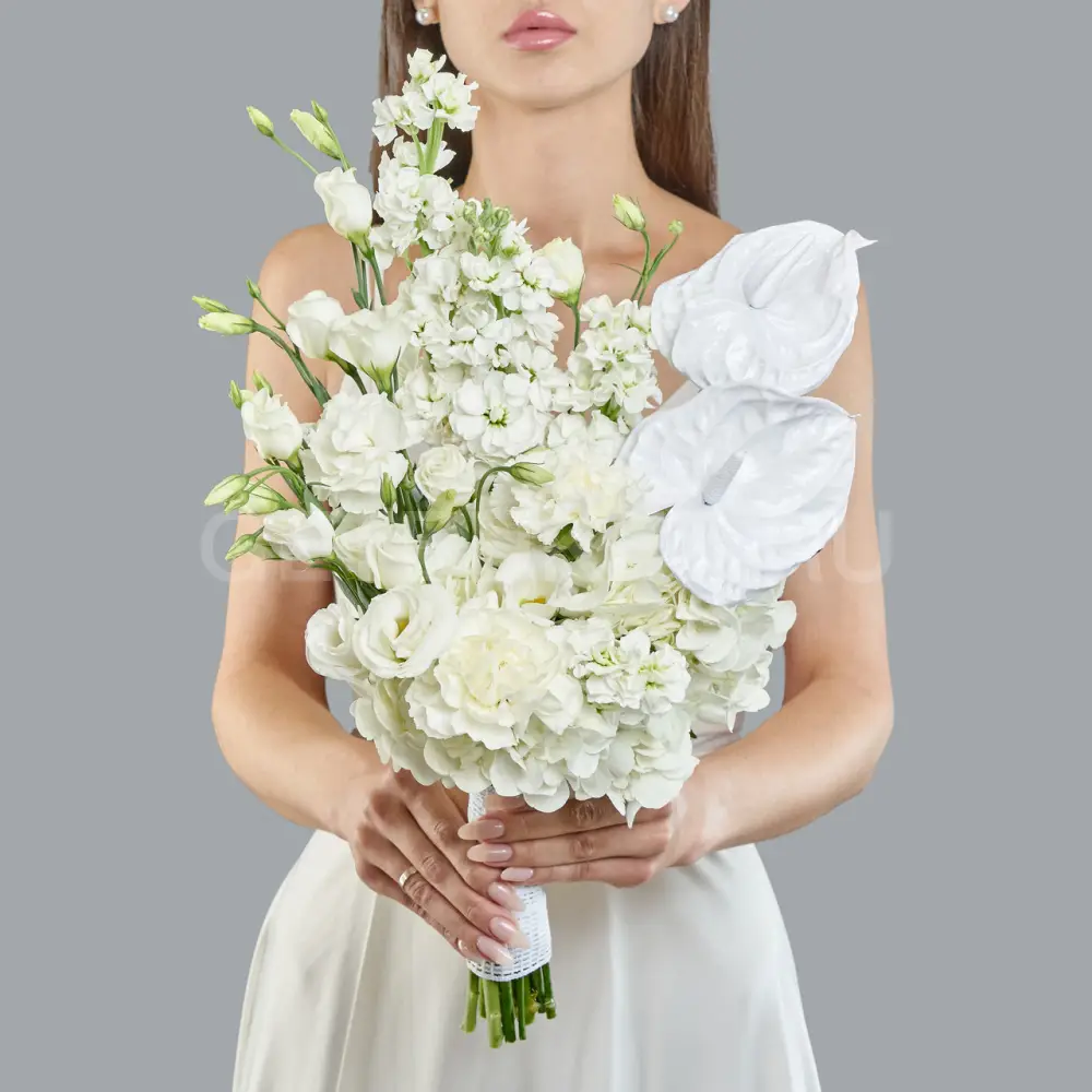 219392 Букет невесты из белой гортензии, эустомы и маттиолы
