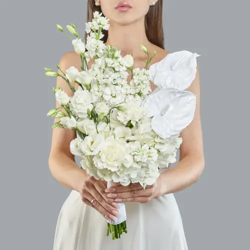Букет невесты из белой гортензии, эустомы и маттиолы