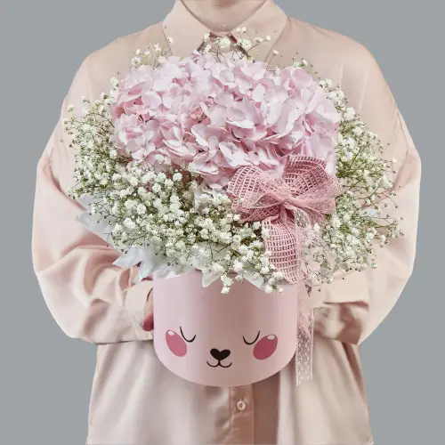 Детская композиция из гортензии и гипсофилы в шляпной коробке