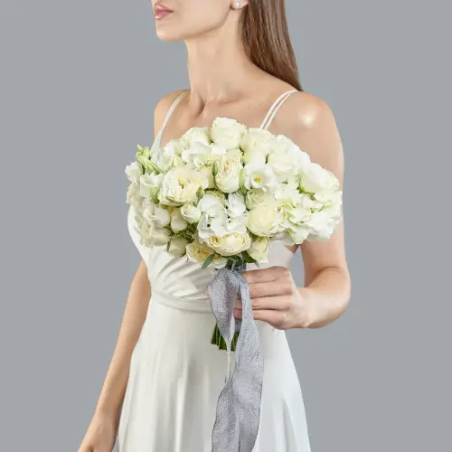 Букет невесты из белых кустовых роз и эустомы с гортензией