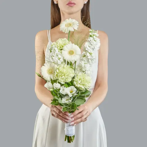 Букет невесты из зеленых гвоздик, гербер и маттиолы 