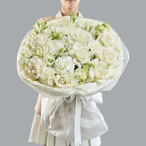 Букет из белых роз, гвоздик и эустомы 