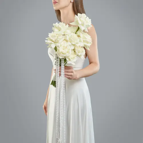 Белый букет невесты с бусами