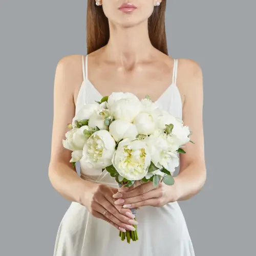 Букет невесты из белых пионов